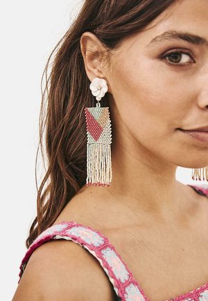 Pendientes de cuentas con un acento floral, patrones triangulares en colores rosa, crema y menta, con detalles de flecos en cascada.