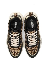 Sneakers con stampa leopardata in beige e nero, con lacci bianchi e suola spessa. Presentano un collare e un interno imbottiti per il comfort.