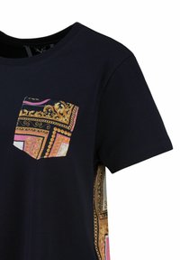 Marineblauwe katoen T-shirt met een patroonzak met gouden, roze en zwarte ontwerpen. Ronde halslijn en korte mouwen met contrasterende zijkanten.