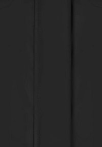 Indumento in tessuto nero con una texture liscia, caratterizzato da cuciture verticali e un design minimalista, senza hardware aggiuntivo o motivi visibili.