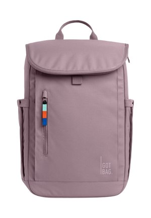 Quadratischer mauvefarbener Rucksack mit oberer Klappe, vordere vertikale Reißverschlusstasche mit mehrfarbigem Reißverschlussanhänger, Seitentaschen und Text "GOT BAG." unten rechts.