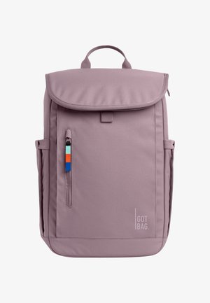 Mochila cuadrada color malva con solapa superior, bolsillo vertical con cremallera en la parte delantera con tirador multicolor, bolsillos laterales y texto "GOT BAG." en la parte inferior derecha.