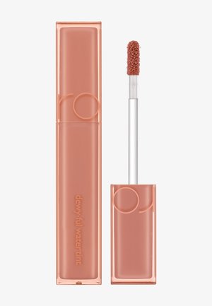 Tropfenförmige Wasserfarbe in einer transparenten Pfirsichtube. Verfügt über einen weichen, flauschigen Applikator mit abgerundetem Ende. Grundfarbe ist helles Pfirsich mit erhabenem Text.