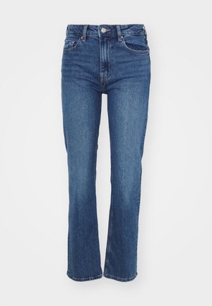 Jean en denim bleu foncé avec une coupe droite, taille haute, style à cinq poches et fermeture classique à bouton et zip.