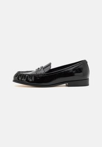 Zwarte lakleren loafers met een ronde neus, franjes en een lage blokhak. Het oppervlak heeft een glanzende afwerking.