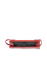 Rote Leder-Clutch mit offenem Oberteil, die das schwarze Innenfutter aus Stoff und eine elastische Tasche im Inneren zeigt.