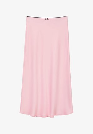 Jupe en satin rose avec une texture lisse, ornée d'une bordure noire à la taille et d'un détail décoratif en forme de nœud noir au centre.