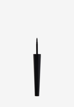 Stylo eyeliner liquide noir ouvert avec une fine pointe de pinceau effilée sur un fond clair uni.