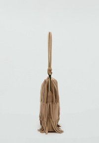 Borsa a tracolla in pelle beige con dettagli in frange, una tracolla sottile e accenti metallici. La forma del corpo è leggermente arrotondata.