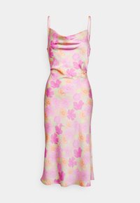 Robe slip en forme A avec col cheminée en rose pastel, ornée d'un motif floral dans des nuances de rose, orange et vert. Dotée de fines bretelles et d'une texture lisse.