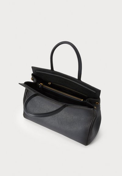 Sorte læderhandbag med en struktureret overflade, to håndtag og en lynlåslomme indeni. Åben design afslører et rummeligt rum.