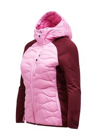 Veste matelassée rose avec capuche, fermeture éclair complète, manches et panneaux latéraux bordeaux, conçue pour le temps froid.