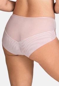 Sous-vêtements taille haute, de couleur rose clair, fabriqués à partir d'un tissu lisse et extensible avec une finition semi-transparente et une bande unie contrastante sur le dessus.