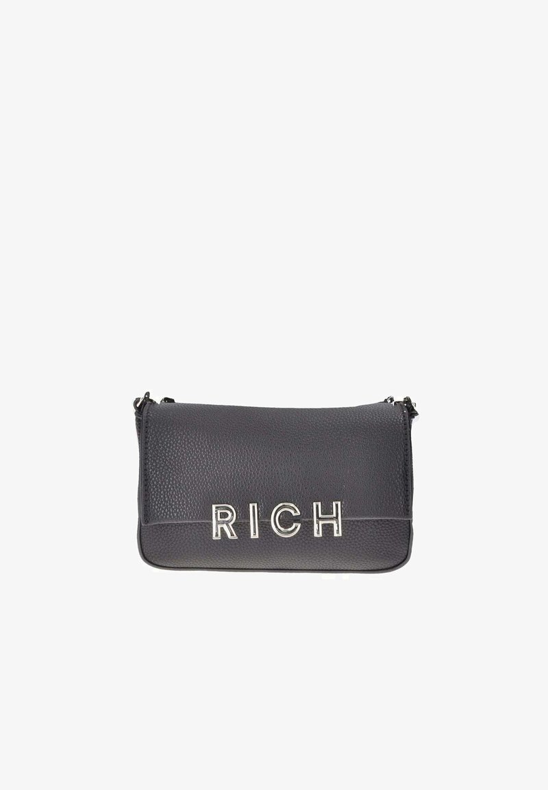 Borsa a tracolla in pelle nera effetto granigliato con la scritta "RICH" in argento. Texture liscia, forma rettangolare, chiusura con zip e tracolla regolabile.