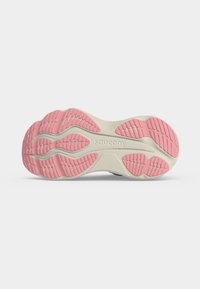 Λευκή και ροζ σόλα παπουτσιού τρεξίματος Saucony με υφή λαβής και το όνομα της μάρκας χαραγμένο στο κέντρο.
