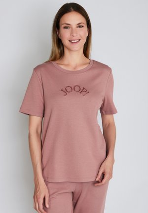 T-shirt a maniche corte color rosa polveroso realizzato in tessuto morbido, con ricamo "JOOP!" in una tonalità più scura sul petto, colletto rotondo.