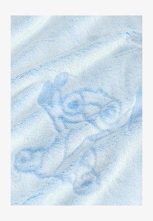 Svetlomodrý flísový prikrývkový s jemnou textúrou, s nenápadnými, zafarbenými kvetinovými vzormi po celom povrchu. Materiál vyzerá útulne a mäkko.