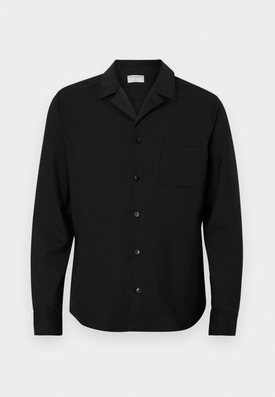 Must must shirt, mis valmistatud siledast kangast, millel on terav krae, esitasku ja tavalised mansetid.