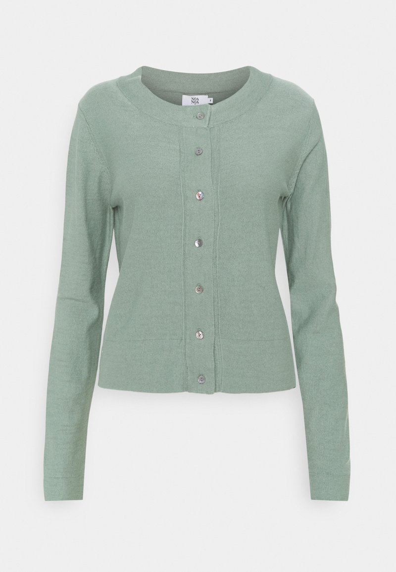 Cardigan vert clair à manches longues avec encolure ronde et sept boutons sur le devant, confectionné en tissu tricoté doux.