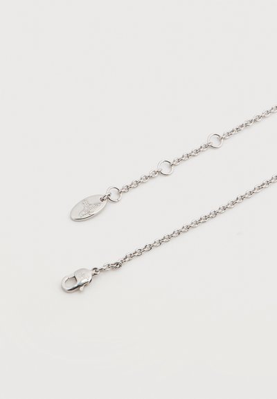 Αλυσίδα από ασημένιο μέταλλο με οβάλ ταμπελάκι και κούμπωμα τύπου αστακού. Διαθέτει μικρούς κυκλικούς κρίκους και ομαλή υφή. Απλός σχεδιασμός με ελάχιστα διακοσμητικά στοιχεία.