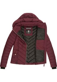 Bourgognefarvet dunjakke med hætte, der har et quiltet design, lynlås foran og indvendig lomme, foret med mørkegrønt materiale.