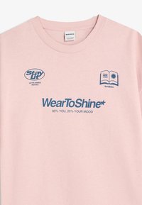 Bershka SHORT SLEEVE - Potiskana majica - light pink