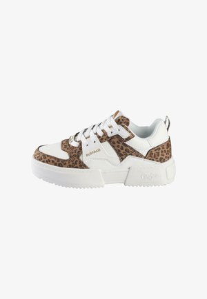 Baskets blanches avec des panneaux en imprimé léopard, tige en cuir texturé, bout rond et semelle rembourrée. Comprend des lacets et une languette à l'arrière.