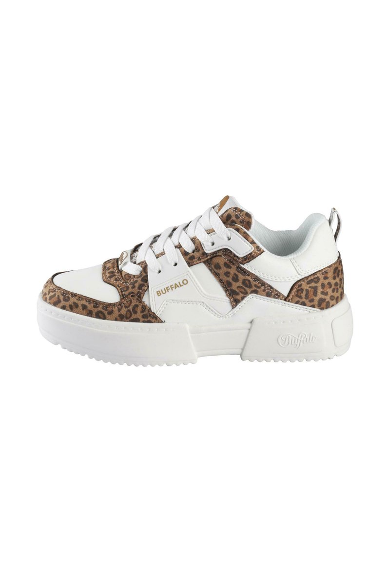 Sneakers bianche con pannelli a stampa leopardata, tomaia in pelle testurizzata, punta rotonda e soletta imbottita. Presentano lacci e un tab di presa posteriore.