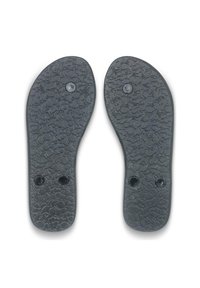 Czarne gumowe wkładki do butów z kwiatowym wzorem, z dwoma okrągłymi otworami z czarnymi śrubami do mocowania. Gładka powierzchnia i konturowy kształt.