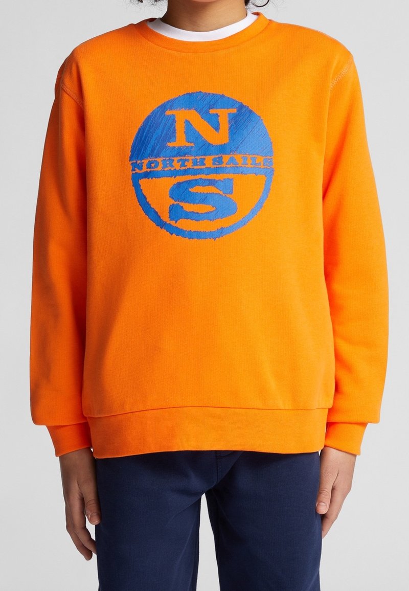 Sudadera naranja de mezcla de algodón, con un logo redondo azul que presenta "N" y "S", además del texto "NORTH SAILS" en una fuente negrita. Puños y dobladillo acanalados.
