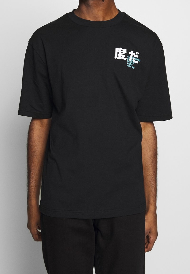 Czarny bawełniany t-shirt z krótkimi rękawami, z białym japońskim napisem na przodzie. Prosty, luźny krój, okrągły dekolt i brak dodatkowych wzorów.