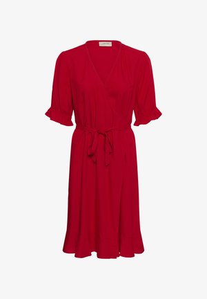 Punainen kietaisumekko, jossa on lyhyet rypytetyt hihat, vyötärösolki, röyhelöinen helma ja hihojen reunat, polvipituinen, kevyt kangas.