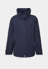 Marineblauwe, lichtgewicht jas met een hoge kraag, knoopsluiting aan de voorkant en zijzakken. Soepele textuur met opgerolde mouwen.