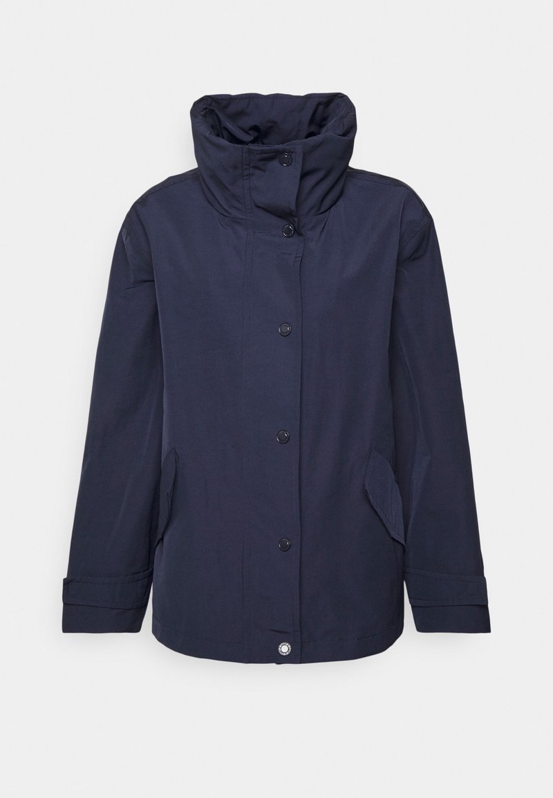 Marineblauwe, lichtgewicht jas met een hoge kraag, knoopsluiting aan de voorkant en zijzakken. Soepele textuur met opgerolde mouwen.