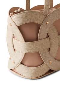 Beige Leder Tote-Bag mit strukturiertem Muster und kreisförmigem Ausschnitt-Design. Verfügt über goldfarbene Hardware und ein weiches rosa Innenfutter.