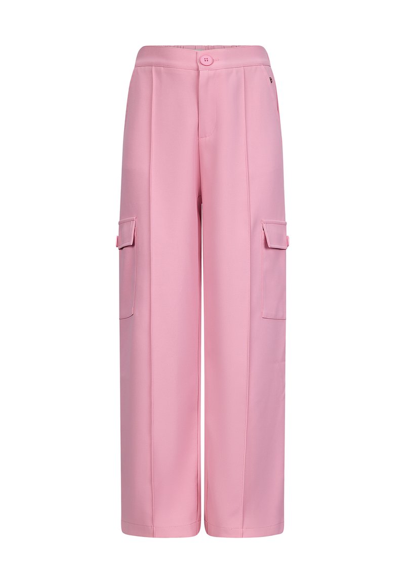 Roze cargobroek met brede pijpen, voorzien van twee zijzakken en een voorknopsluiting. Gemaakt van een gladde stof met een getailleerde pasvorm.