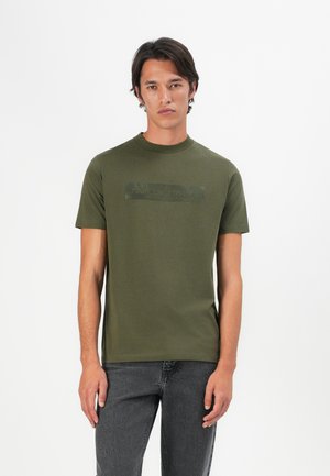 Olijfgroene t-shirt met een ronde hals en korte mouwen. Heeft een textuur zwart logo patch op de voorkant. Zacht katoenmateriaal.