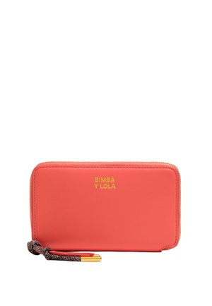 Cartera de cuero coral con el logo dorado "Bimba y Lola", con cierre de cremallera alrededor y acento de tela texturizada en el tirador de la cremallera.