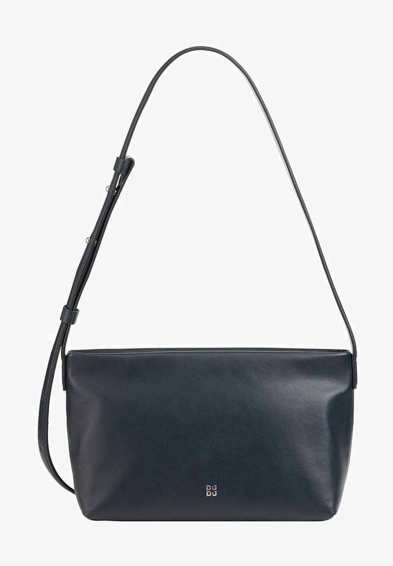 Sac à épaule en cuir bleu foncé avec une texture lisse, de forme rectangulaire et une bandoulière ajustable. Présente un logo discret à l'avant.