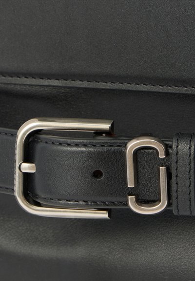 Czarna skórzana torba z metaliczną, srebrną klamrą. Charakteryzuje się gładką fakturą i starannym przeszyciem wzdłuż krawędzi, co podkreśla jej design.