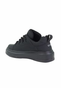 Czarne buty sportowe z gładką syntetyczną cholewką, okrągłym noskiem, teksturowaną podeszwą, grubym obcasem i czarnymi sznurówkami. Na obcasie nadrukowane słowo "GOLD".