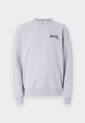 Sudadera gris hecha de una suave mezcla de algodón, con cuello redondo, puños de canalé y un pequeño logo negro en el lado izquierdo del pecho.