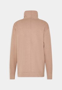 Sudadera marrón claro con cuello alto, mangas largas y corte recto. Presenta un discreto detalle de costura a lo largo de la espalda.