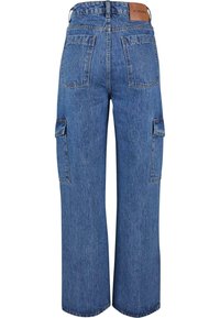 Pantalones cargo de mezclilla azul con cintura alta, piernas rectas y bolsillos laterales. Presenta costuras visibles y una etiqueta de marca de cuero en la parte posterior.