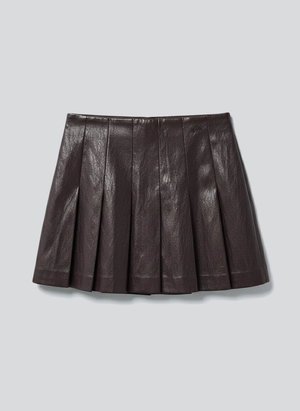 Μαύρη πλισέ μίνι φούστα από ψεύτικο δέρμα με ραμμένη μέση σε ανοιχτό γκρι φόντο.