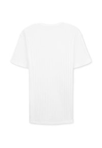 T-shirt bianca in cotone con maniche corte e scollo tondo. Texture liscia, senza pattern o dettagli, con fondo dritto e vestibilità comoda.