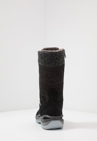 Schwarze, hohe Winterstiefel mit einem gepolsterten Obermaterial, grauem, strukturiertem Schaft und einer robusten grauen und schwarzen Sohle. An der Seite sichtbar ist ein Reißverschluss für den Einstieg.