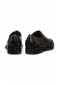 Scarpe eleganti in pelle marrone con finitura lucida, punta rotonda e dettagli di cucitura raffinati. Tacco basso e texture liscia. Vista posteriore.