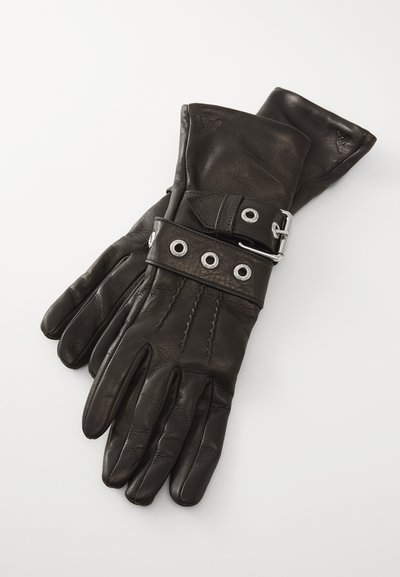 Zwarte leren handschoenen met een aansluitend ontwerp, voorzien van stiksels en een band met zilverkleurige hardware en oogjes bij de manchette.