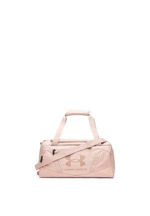 Bolsa de deporte rectangular de color rosa claro Under Armour con asas dobles, correa de hombro ajustable, bolsillo delantero con cremallera y logo en el panel frontal.